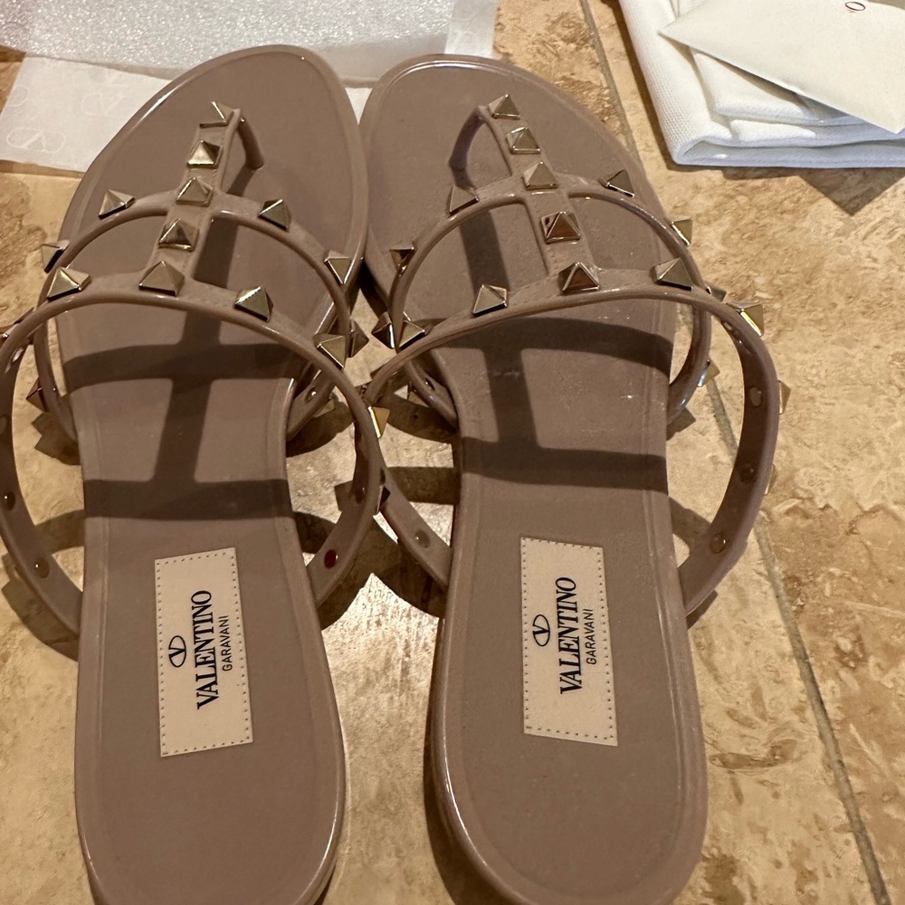 VALENTINO GARAVANI - Rockstud T-Strap Flat Slide Sandals - size 39 - POUDRE